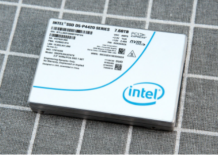 Intel P4420 7.68T U.2 SSDPE2NU076T801服务器存储固态硬盘